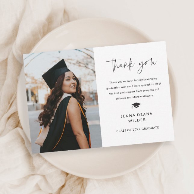 Einfaches Skript Schwarz-Weiß-Abschluss Dankeskarte (Simple modern black and white graduation photo thank you card.)