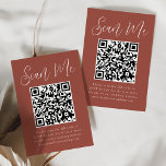 Einfaches Skriptaufruf QR-Code Hochzeitsszenario R Begleitkarte<br><div class="desc">Mit diesen modernen Hochzeitskarten mit QR-Code können Sie Ihre Hochzeit oder Veranstaltung ganz einfach UAWG machen. Die eleganten Hochzeitsgehäuse-Karten zeigen "Scan Me" in einem skurrilen weißen Skript mit Rosthintergrund. Personalisieren Sie die Karte mit Ihrem UAWG, Ihrer Hochzeitswebsite und den Instruktionen für Gäste, die die Vorlagen verwenden. Auf der Kartenrückseite ist...</div>