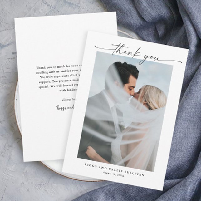 Einfaches Skriptportrait Foto Hochzeit Dankeskarte (Elegant script black and white modern wedding photo thank you card.)