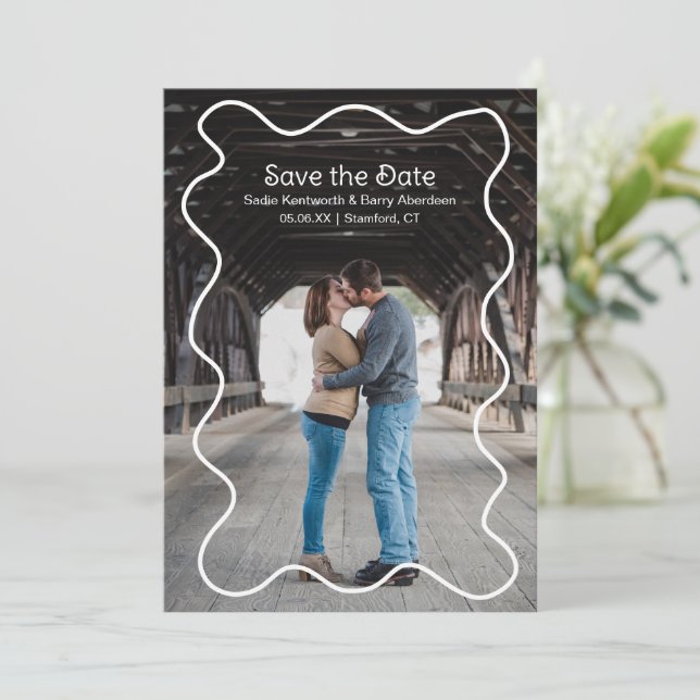 Einfaches Squiggle Frame Foto Moderne Hochzeit Save The Date (Stehend Vorderseite)