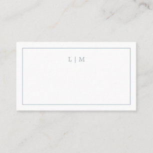 Einfaches Staubblaues Monogramm Elegante Hochzeit Platzkarte