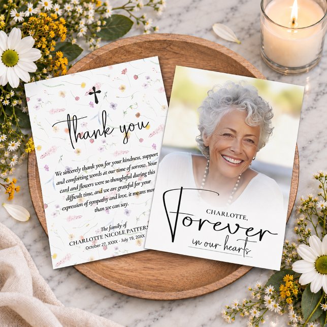 Einfaches Trauerfoto Dankeskarte (Forever in our Hearts funeral photo thank you card your message on the back on dainty wildflowers)