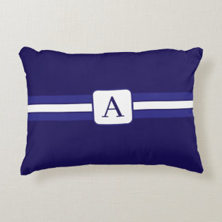 Einfaches und elegantes blau gestreiftes Initial-M Dekokissen