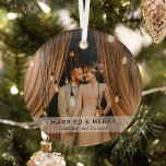 Einfaches "Verheiratet & Merry" Foto Keepake Ornament Aus Glas<br><div class="desc">Mit dieser modernen,  schlichten Vorlage können Sie einen Schmuck für Neuvermählte 1. Weihnachten als Ehemann und Ehefrau schaffen. Design bietet ein Foto Ihrer Wahl,  ein weißes Overlay-Banner mit dem Text "VERHEIRATET UND MERRY" und den Namen der Paare.</div>