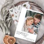 Einfaches Verheiratetes und fröhliches Newlyweds F Feiertagskarte<br><div class="desc">Die atemberaubende neue Simple Verheiratet and Merry Newlyweds Foto Holiday Card: Ein modernes Design mit eleganter Typografie und einem hochgeschätzten Foto in Schwarz/Weiß. Die minimalistische Front wird durch ein warmes, festliches botanisches Wassermuster auf der Rückseite ergänzt, das Kieferngrün, Eukalyptus, Kiefernzapfen, Zimt und Beeren zeigt. Ideal, um Ihre besonderen Momente mit...</div>