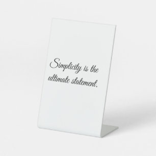 „Einfachheit ist die ultimative Aussage“ Modern ei Sockelschild