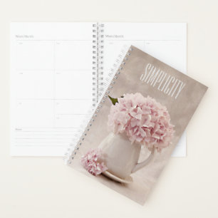 Einfachheit Pink Hydrangeas in einem Pitcher Planer