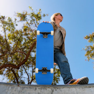 Einfarbiger azurblauer Hintergrund Skateboard