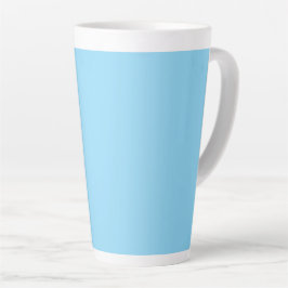 Einfarbiger hellblauer Hintergrund, gleichmäßig ge Milchtasse