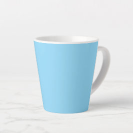 Einfarbiger hellblauer Hintergrund, gleichmäßig ge Milchtasse
