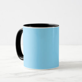 Einfarbiger hellblauer Hintergrund, gleichmäßig ge Tasse