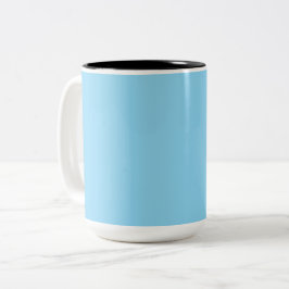 Einfarbiger hellblauer Hintergrund, gleichmäßig ge Zweifarbige Tasse