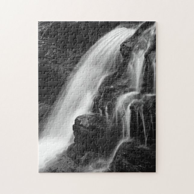Einfarbiger Poconos Wasserfall Puzzle (Vertikal)