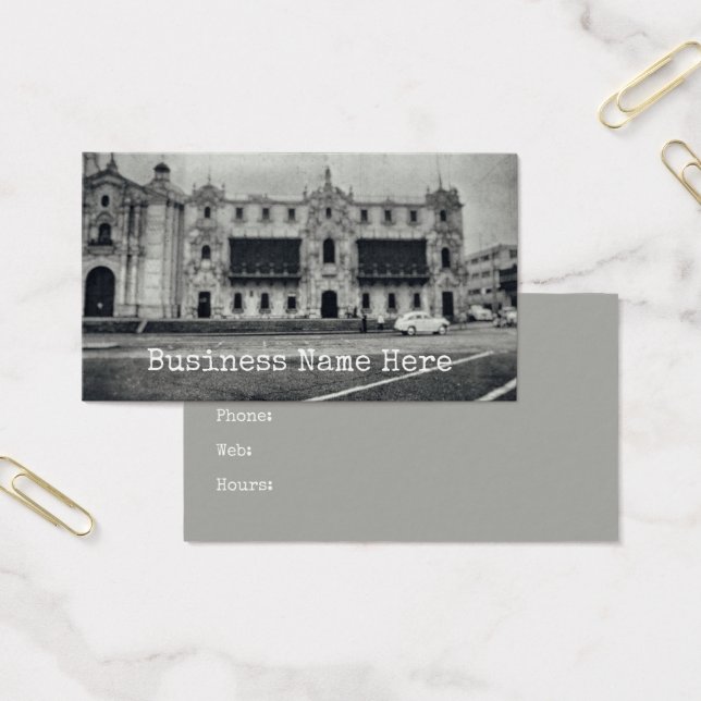 Einfarbiges Fahrzeug auf der Stadtstraße (Büro)