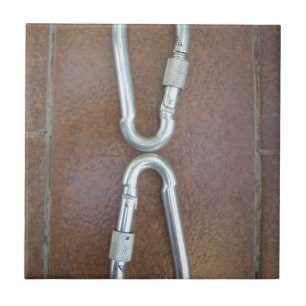 Eingeklemmt: Design der Stahlkarabiner-Verriegelun Fliese