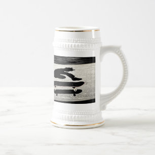 eingeklemmtes Skateboard Bierglas