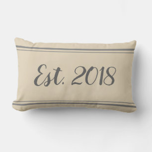 Eingerichtet 2018 Graue und Beige Kissen