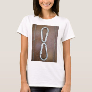 Eingesperrt: Robustes Stahl-Karabiner-Schloss-Desi T-Shirt
