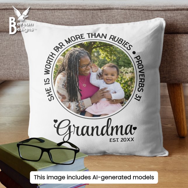 Eingestelltes OMA-Foto CUSTOMIZABLE Kissen (GRANDMA ESTABLISHED custom photo throw pillow in WHITE with customizable Christian text.)