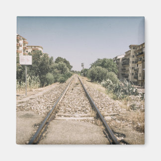 Eingleisige Eisenbahnstrecke in Süditalien Magnet