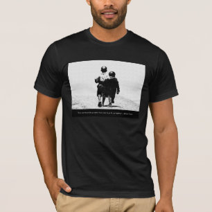Einheit in Bewegung: Afrikanisches Sprichwort T-Shirt