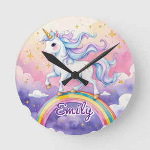 Einhorn auf Regenbogen Editable Namensuhr Runde Wanduhr