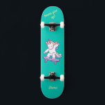 Einhorn auf Skateboard für Kinder<br><div class="desc">Unicorn auf Skateboard mit personalisierten Bildunterschriften Unicorn Personalisiert Skateboard KLICKEN Sie auf PERSONALISIEREN TEMPLATE OPTION UND geben Sie den Namen. Cooles Skateboard in lebhaften Farben und für den Hintergrund und ein funky Einhorn auf einem Skateboard. Dieses Skateboard ist eine tolle Geschenkidee für einen Einhornliebhaber.</div>
