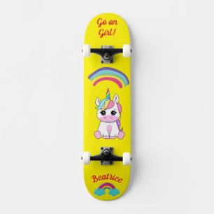 Einhorn auf Skateboard mit personalisierten Bildun