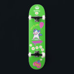 Einhorn auf Skateboard mit personalisierten Bildun<br><div class="desc">Unicorn auf Skateboard mit personalisierten Bildunterschriften Unicorn Personalisiert Skateboard KLICKEN Sie auf PERSONALISIEREN TEMPLATE OPTION UND geben Sie den Namen. Cooles Skateboard in lebhaften Farben und für den Hintergrund und ein funky Einhorn auf einem Skateboard. Dieses Skateboard ist eine tolle Geschenkidee für einen Einhornliebhaber.</div>