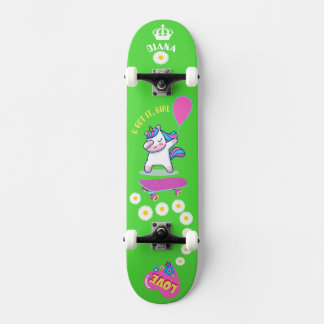 Einhorn auf Skateboard mit personalisierten Bildun