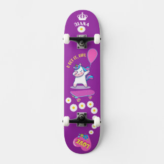 Einhorn auf Skateboard mit personalisierten Bildun