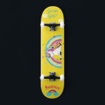 Einhorn auf Skateboard mit personalisierten Bildun<br><div class="desc">Unicorn auf Skateboard mit personalisierten Bildunterschriften Unicorn Personalisiert Skateboard KLICKEN Sie auf PERSONALISIEREN TEMPLATE OPTION UND geben Sie den Namen. Cooles Skateboard in lebhaften Farben und für den Hintergrund und ein funky Einhorn auf einem Skateboard. Dieses Skateboard ist eine tolle Geschenkidee für einen Einhornliebhaber.</div>