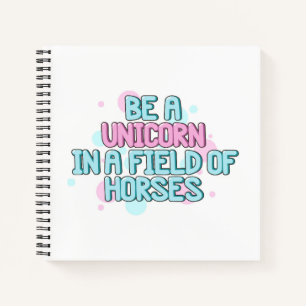 Einhorn   Ein Einhorn in einem Pferdefeld sein Notizbuch