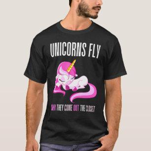 Einhorn fliegt, wenn sie aus dem geschlossenen Ein T-Shirt