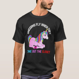 Einhorn fliegt, wenn sie aus dem geschlossenen Ein T-Shirt