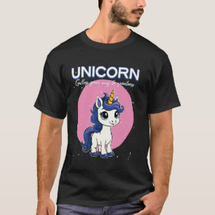 Einhorn galoppiert auf dem Weg zur Größe Einhorn T-Shirt