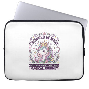 Einhorn gekrönt in magischer fetter Typografie Gra Laptopschutzhülle