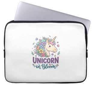 Einhorn in Blüte Fettgedruckte Typografie Druck au Laptopschutzhülle