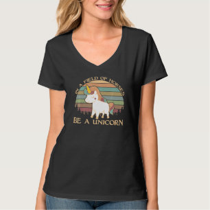 Einhorn in einem Pferdefeld ist ein EinhornMagie v T-Shirt