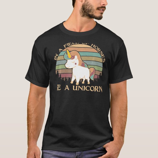 Einhorn in einem Pferdefeld ist ein EinhornMagie v T-Shirt (Vorderseite)