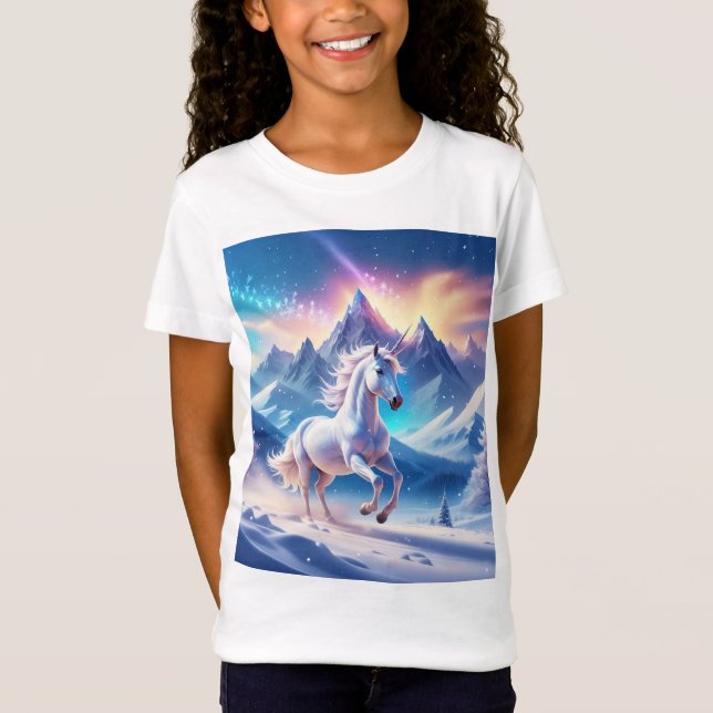 Einhorn in majestätischen, schneebedeckten Bergen T-Shirt (Vorderseite)