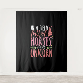 Einhorn Lover in einem Pferdefeld als Einhorn Wandteppich