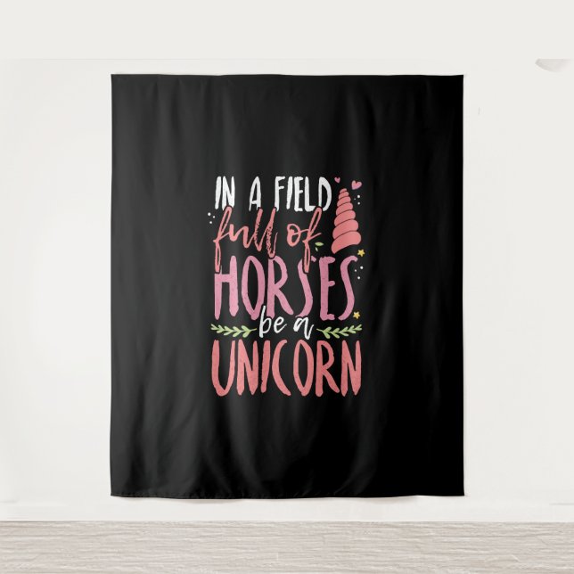 Einhorn Lover in einem Pferdefeld als Einhorn Wandteppich (Vorderseite)