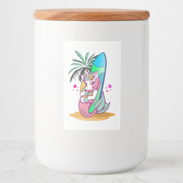 Einhorn mit Surfbrett am Strand Lebensmitteletikett (Vorderseite)