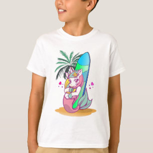 Einhorn mit Surfbrett am Strand T-Shirt