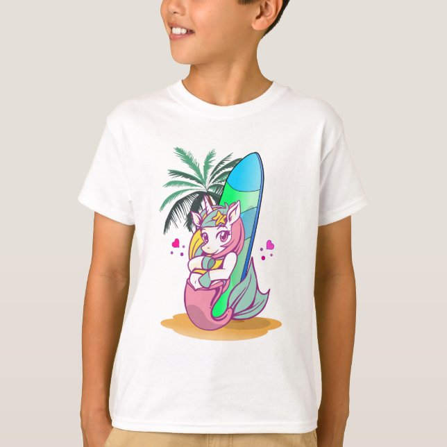 Einhorn mit Surfbrett am Strand T-Shirt (Vorderseite)