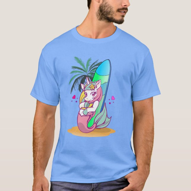 Einhorn mit Surfbrett am Strand T-Shirt (Vorderseite)