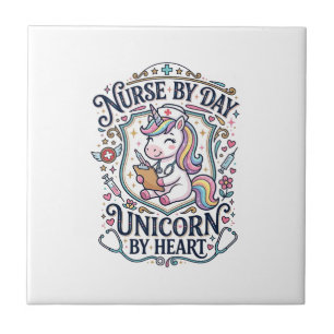 Einhorn-Nurse bei Tag Einhorn von Herzen Weißer Hi Fliese