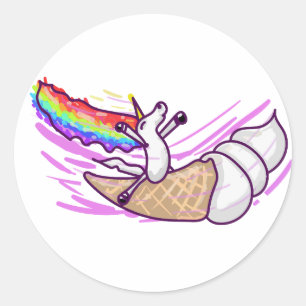 Einhorn Regenbogen fahrend auf einer Eistüte Runder Aufkleber