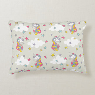 Einhorn-Regenbogen-Wolken und buntes Dekokissen